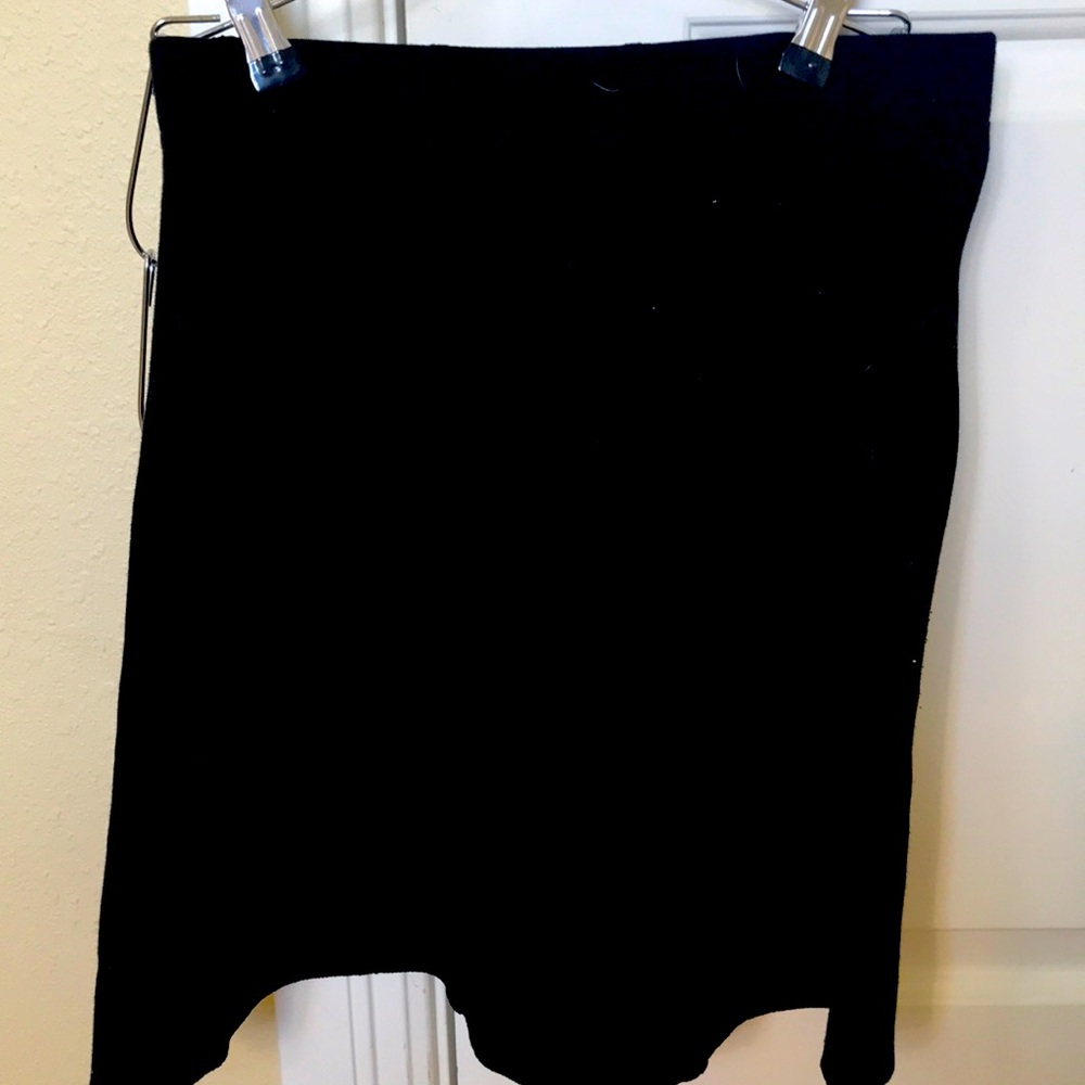 Black zara circle skirt. Size small. Ribbed detail. Good condition.